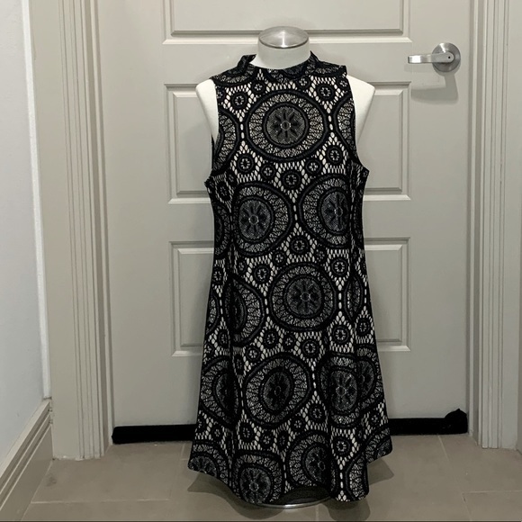 Love Fire Elegant Cocktail Dress, Black lace w/ white and soft gold underlay, M - Picture 5 of 14